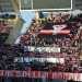 ...mentre gli ultras della curva nord, settore che offre sempre un bel colpo d'occhio a prescindere dalla categoria, dedica uno striscione a un tifoso scomparso